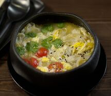 Лапша рисовая с яйцом, помидорчиками и зеленью