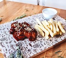 Крылья барбекю с картофелем фри