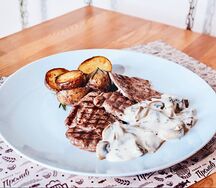 Свиные медальоны с картофелем бэби и грибным соусом