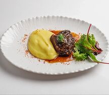 Говяжья щечка с битыми огурцами