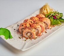 Ролл опаленный лосось с шисо и креветкой