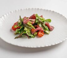 Теплый салат с пастрами и фасолью