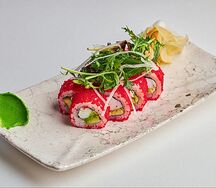 Ролл с крабом и тобико