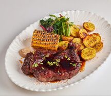 Стейк на кости с соусом бульдоги и кукурузой