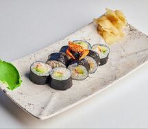 Ролл хосомаки с крабом и авокадо