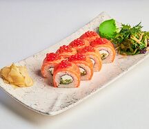 Ролл с красной икрой и лососем