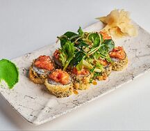 Жареный ролл с лососем