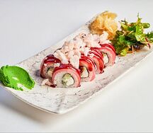 Ролл с тунцом и попкорном из креветочных чипсов