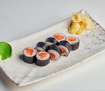 Ролл хосомаки с лососем и заправкой лосось