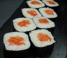 Ролл с лососем