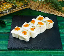 Сладкий ролл с бананом