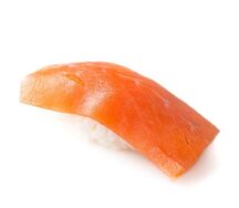 Суши с копченым лососем