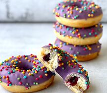Донат с черничной начинкой