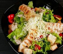 Цезарь с курицей салат