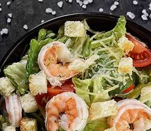 Цезарь с креветками салат