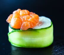 Гункан в огурце с лососем