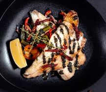 Филе сибаса на гриле овощами