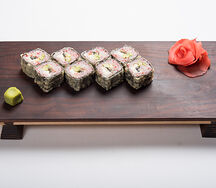 Теплый ролл с угрем и снежным крабом