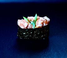 Острый гункан с лососем