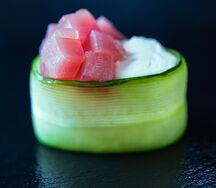 Гункан в огурце с тунцом