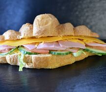 Круассан с ветчиной