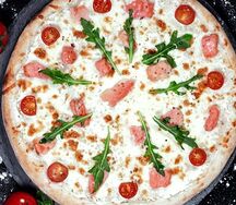 Пицца с копченой семгой и рукколой