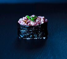 Острый гункан с тунцом