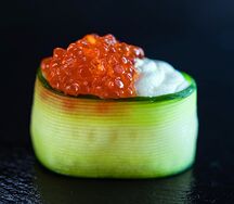 Гункан в огурце с красной икрой