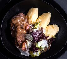 Говяжьи щеки с картофельным пюре