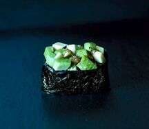 Гункан с авокадо