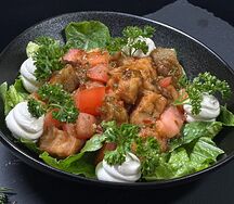 Салат из баклажанов с томатами и мягким сыром