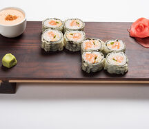 Теплый ролл с лососем