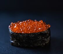 Гункан с красной икрой