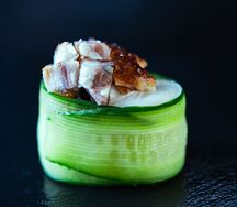 Гункан в огурце с угрем