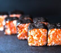 Холодный ролл с копченым лососем (острый)