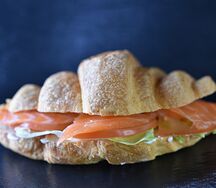 Круассан с лососем