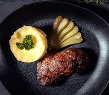 Говяжьи котлеты с картофельным пюре и солеными огурчиками