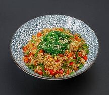 Жареный рис с овощами, водорослями чука и ореховым соусом