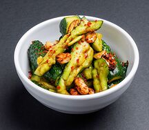 Битые огурцы с пряным арахисом кимчи