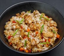 Жареный рис с курицей