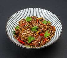 Wok соба с говядиной в устричном соусе