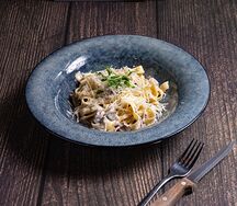 Паста феттуччине с белыми грибами в сливочном соусе