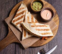 Кесадилья с курицей острая