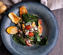 Салат с куриным мясом и сыром чеддер