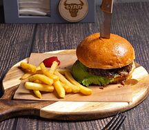 Бургер с рваными телячьими щечками