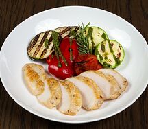 Куриная грудка с овощами гриль