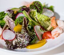 Салат Микс с креветками и персиком