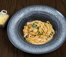 Тальятелле с семгой и кальмарами в кремовом соусе