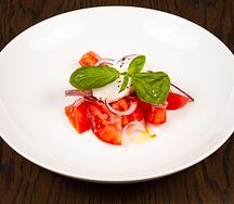 Салат из сладких томатов с сыром