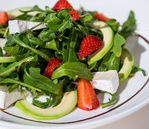Салат с руколой, клубникой и сыром